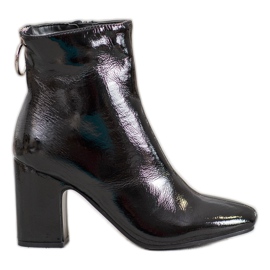 Seastar Lacquered boots on the post black