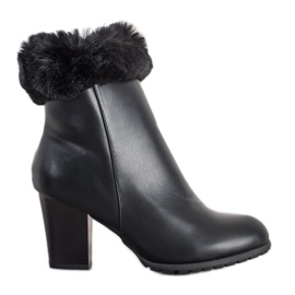 Goodin Boots On A Post With Fur black