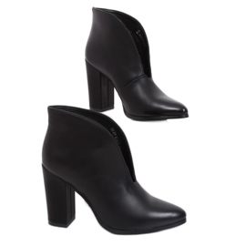 Black Boots with a cut-out black RB38P Black Ii Genre