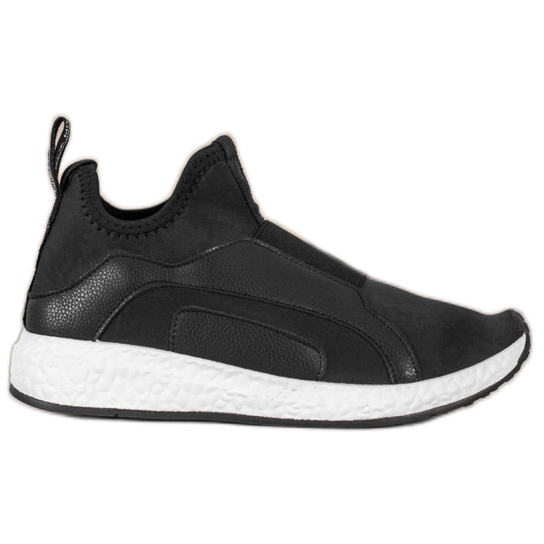 Bona Black Shoes On The Platform
