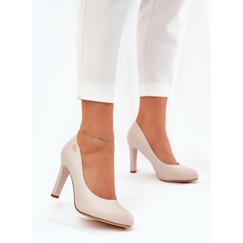 Women's pumps on the gray post Sergio Leone grey