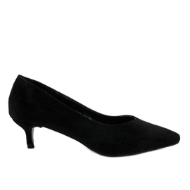 Black pumps on the LEI-167 heel