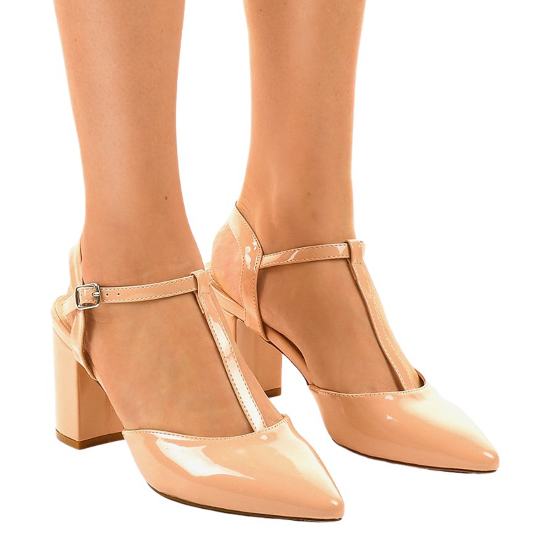 Beige pumps on the D85-17 pillar