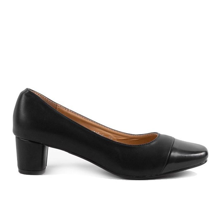 Black classic pumps on the 0018-1 post