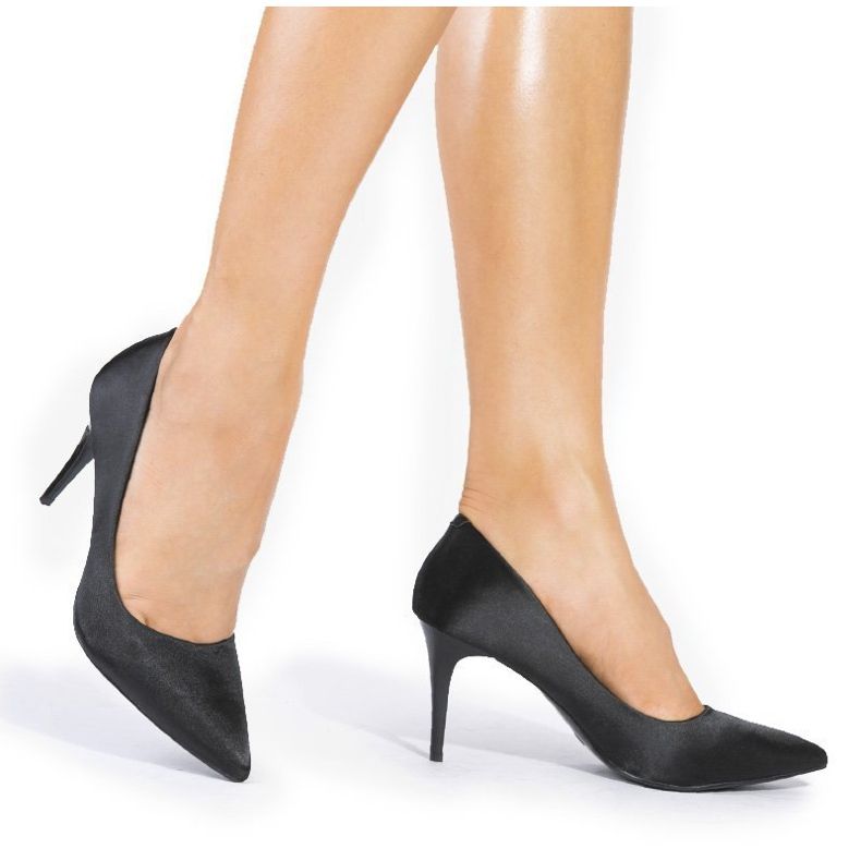 Black pumps on the LEI-160 heel