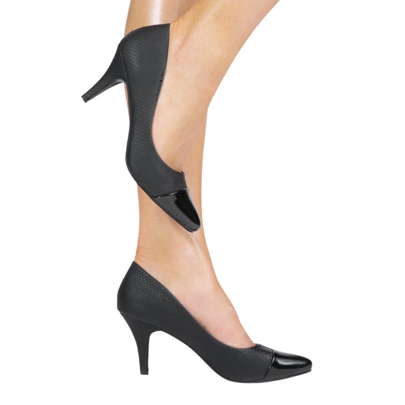 Black pumps on the YS-437 heel Black pumps on the YS-437 heel