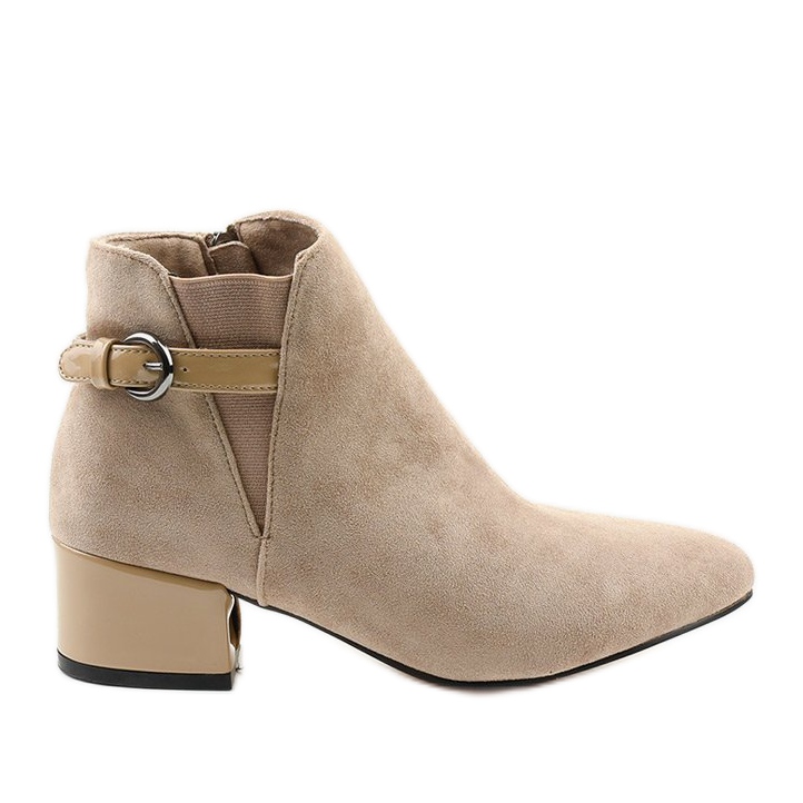Beige boots with a small post of Brizaris