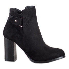 Goodin Elegant boots on a post black