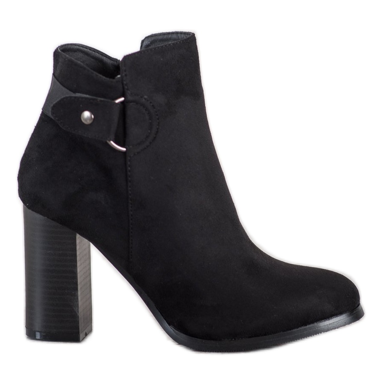 Goodin Elegant boots on a post black