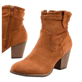 BM Brown suede ankle boots on the Delalise post