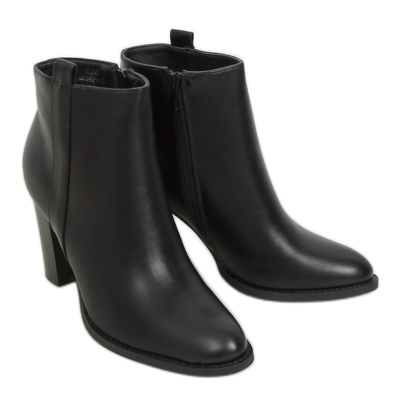 Classic black boots on the post UK08P Black