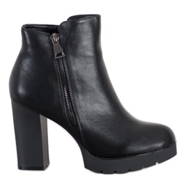 Goodin Stylish boots on a post black