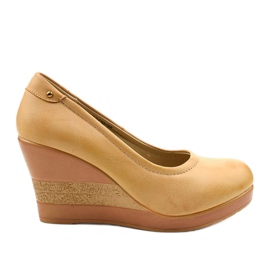 Beige wedge pumps Poles