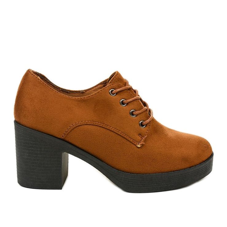 Camel boots laced on Thelvyn block brown