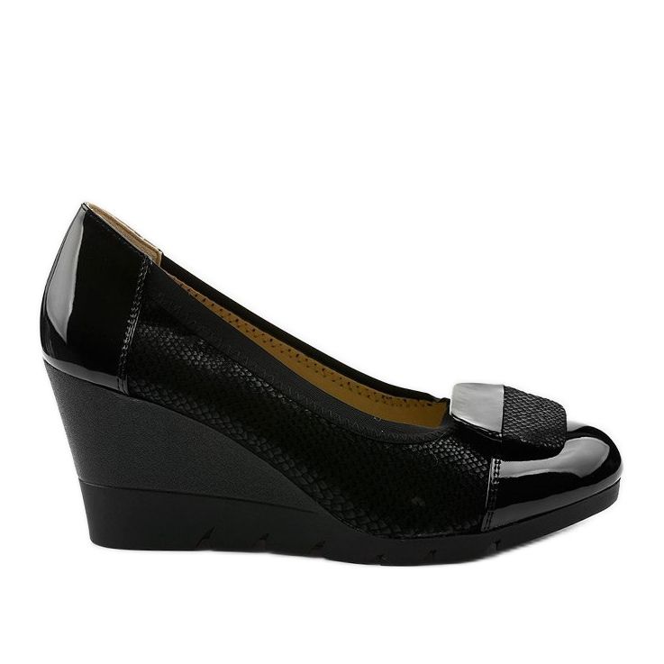 Black pumps on the Downreaver wedge