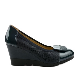 Black pumps on the Downreaver wedge navy blue