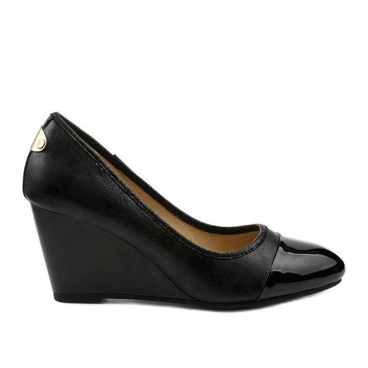 Black pumps on the Bluehorn wedge heel