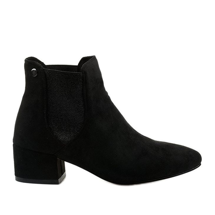 Black Chelsea boots on the Naurea post