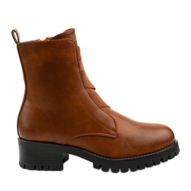 Brown boots on the post of insulated Chanhett