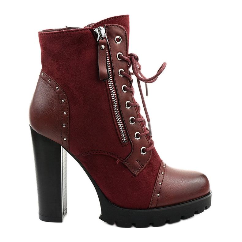 Burgundy boots on the Holaxalim post red