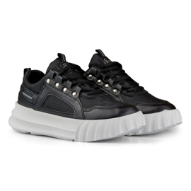 Black women's sports shoes with a white sole 2