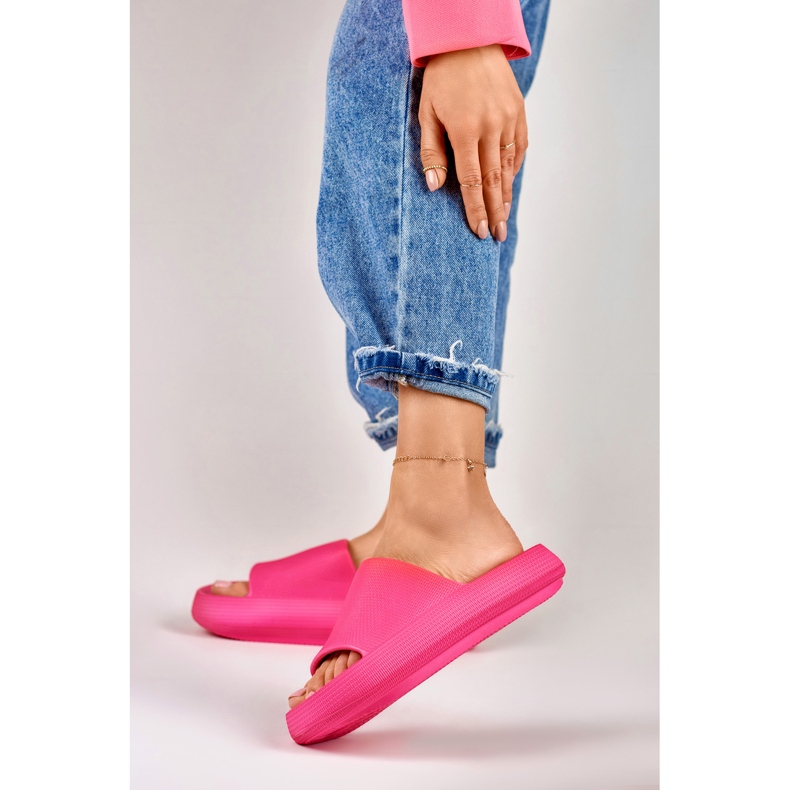 Comfortable fuchsia women's slippers made of foam pink 2