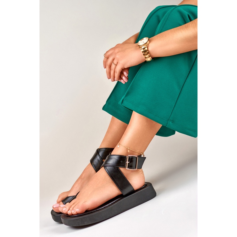 Black women's sandals fastened on the ankle of Lisa 2