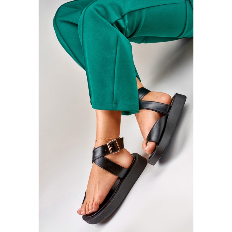 Black women's sandals fastened on the ankle of Lisa 1