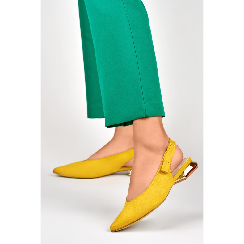 Women's pumps with a low, elegant heel yellow 2