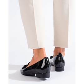 Elegant lacquered low-heeled loafers from Vinceza black 2