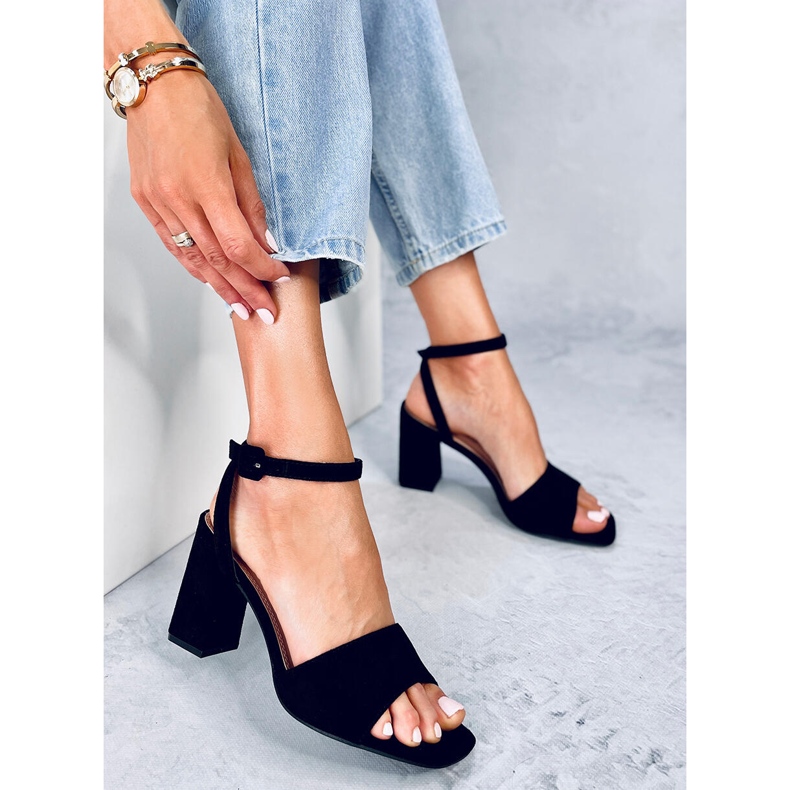 Sandals on the post Loya Black 2