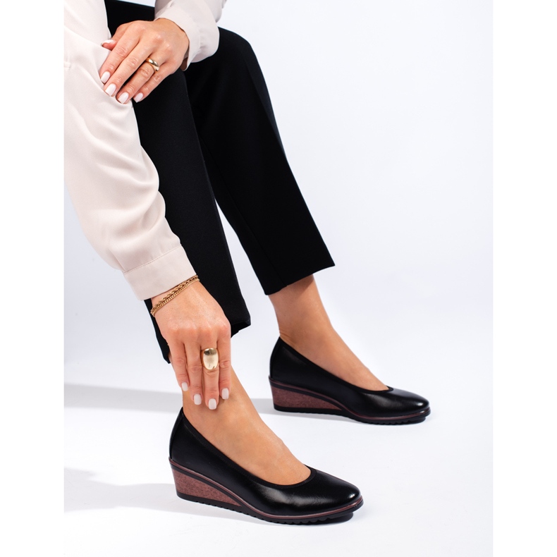 Black elegant wedge pumps from Potocki 1