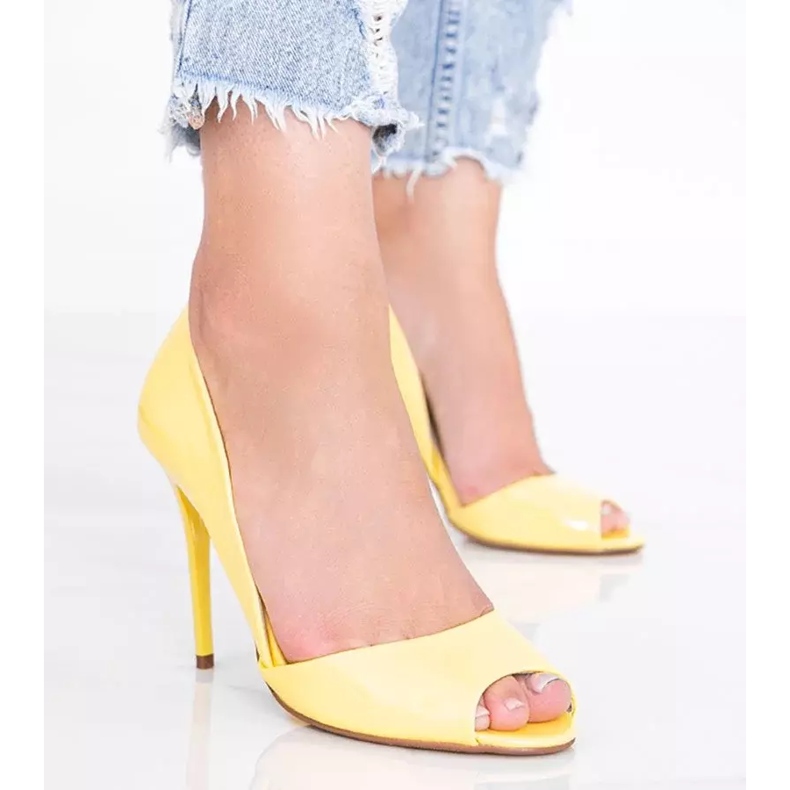 Yellow pumps on a Joliette heel 1