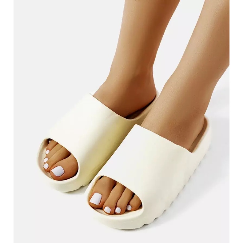 Christinia beige rubber slippers 2