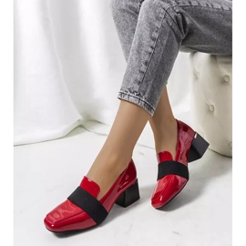 Red lacquered shoes on the post of Tammy 2