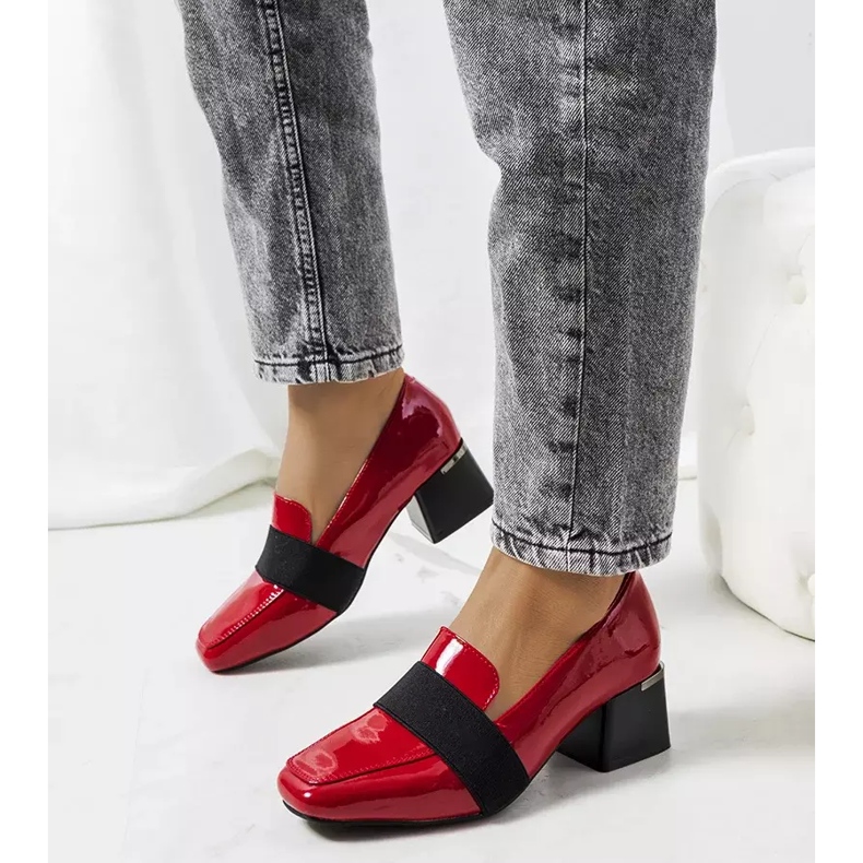 Red lacquered shoes on the post of Tammy 1