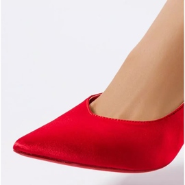 Red heels with an Anneli binding 2