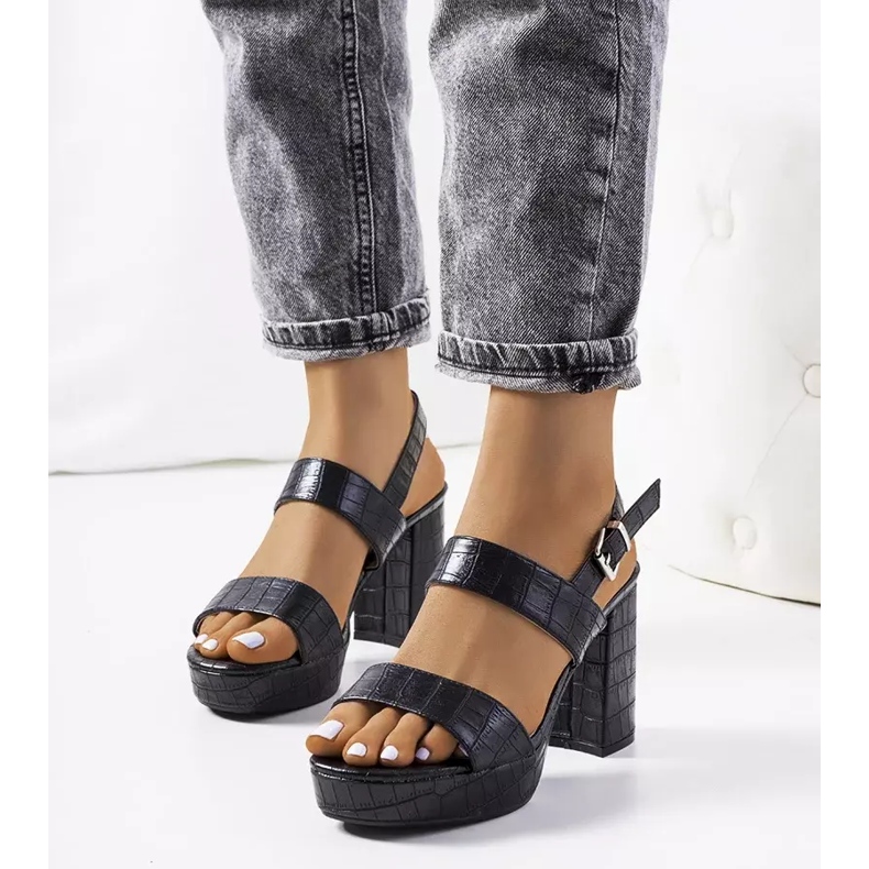 Black sandals on the Liv post 1