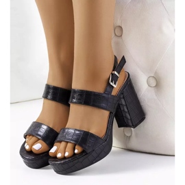Black sandals on the Liv post 2
