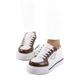 White sneakers with a thick Scrabster sole brown 1