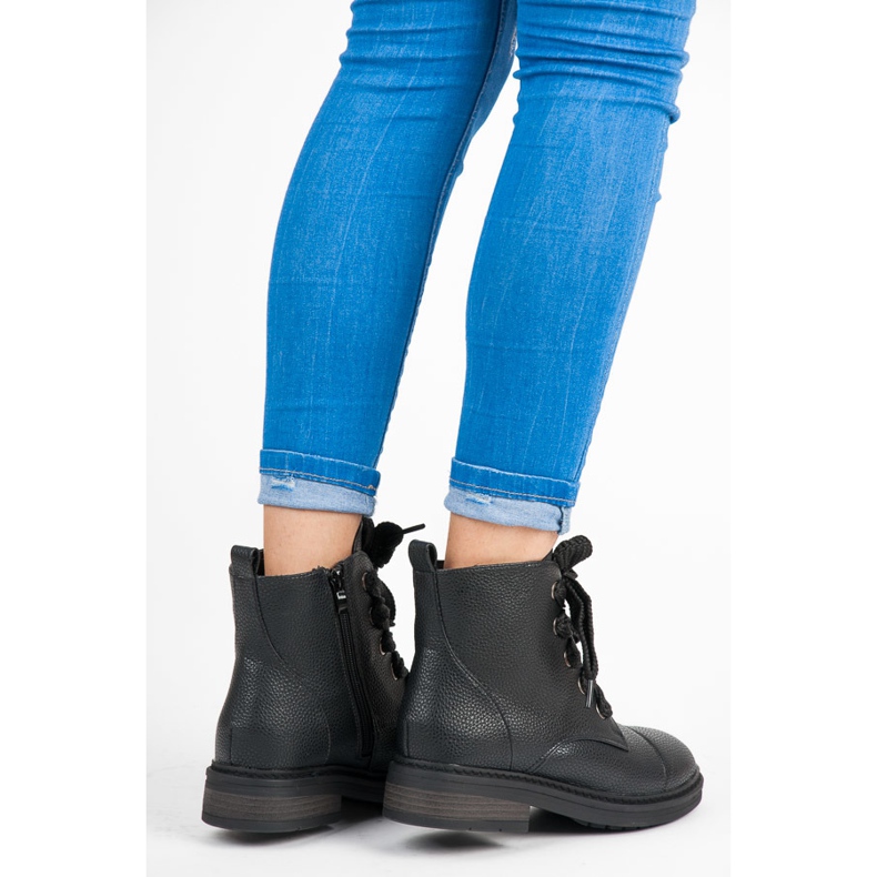 Betler Workers With Fashionable Laces black 1