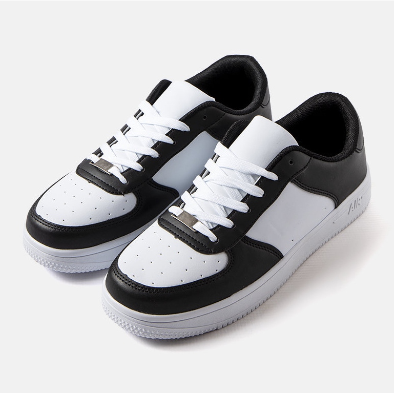 Black and white men's sneakers from Cimmaron 1 Black and white men's sneakers from Cimmaron 1