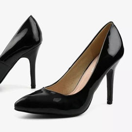 Black pumps on the LEI-02 heel 1