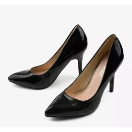 Black pumps on the LEI-02 heel 2