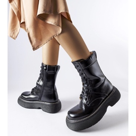 Black insulated workers' boots on the Davi platform 1