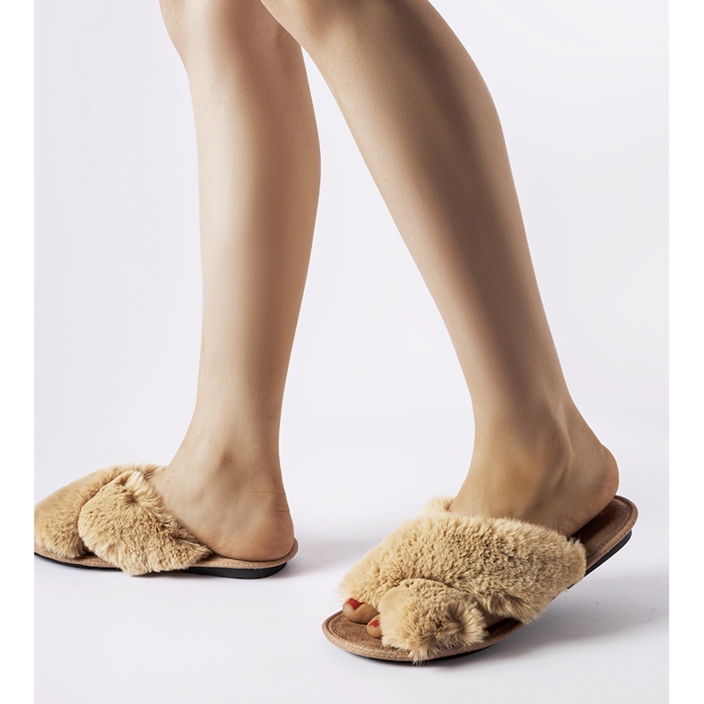 Beige slippers decorated with Morano fur 1