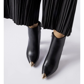 Black boots with a metal toe Sacra 1