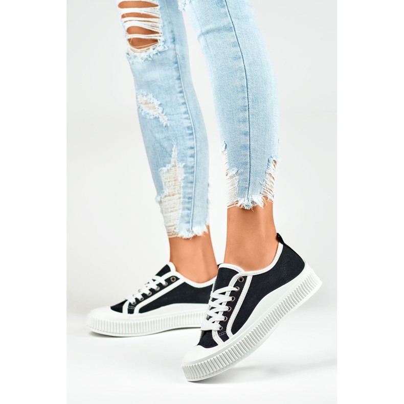 Black women's sneakers with a white sole 2