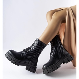 Black workers' boots decorated with Fiacre quilting 2