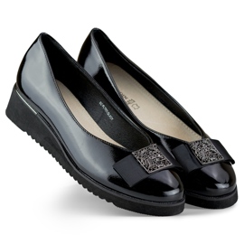 Black patent pumps with a low wedge 2